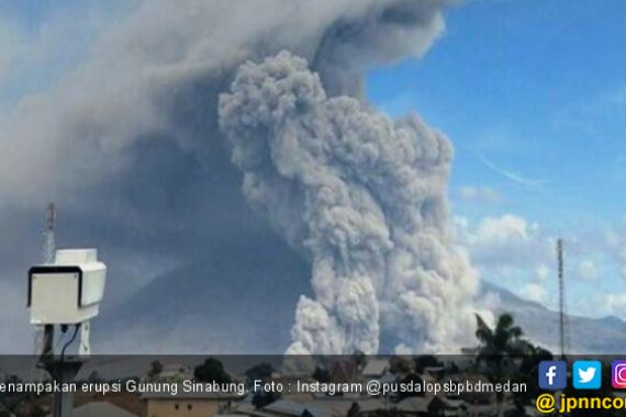 Kembali Erupsi, Gunung Sinabung Semburkan Abu Vulkanik 5 Km - JPNN.COM