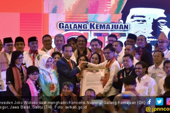 Maaf, Pak Jokowi Salah Pilih Kostum untuk Acara Relawan - JPNN.COM