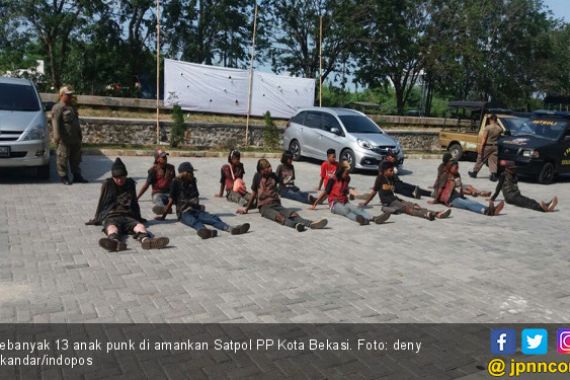 Lihat Nih, Belasan Anak Punk Bekasi Dijemur Satpol PP - JPNN.COM