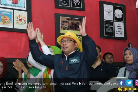 Keseruan Kang Emil Nobar Bareng Bobotoh di Sukabumi - JPNN.COM