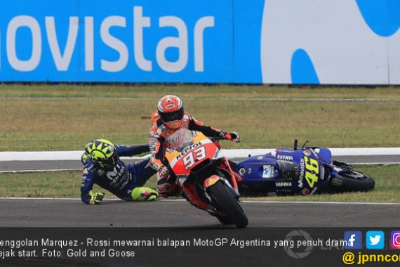 Lihat Cuplikan Senggolan Marquez - Rossi yang Lagi Viral - JPNN.COM