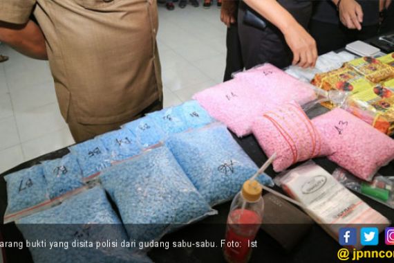 Polisi Geruduk Gudang Sabu - sabu dan Ineks di Medan - JPNN.COM