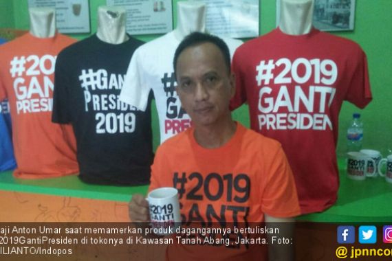 Kaus #2019GantiPresiden Laris, Pedagang: Ini Bisnis Berkah - JPNN.COM