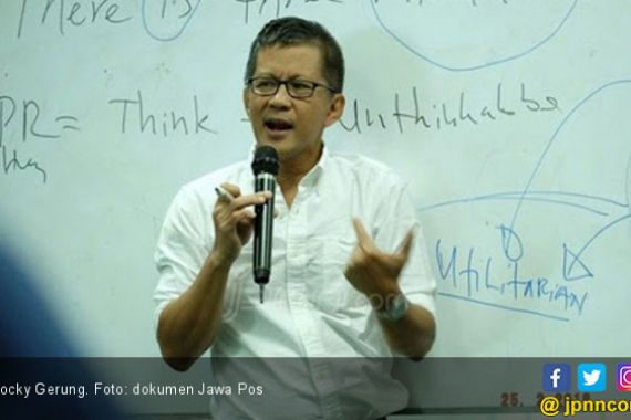Rocky Gerung Nilai Aksi Jokowi Bagi-Bagi Sepeda Tak Mendidik - JPNN.COM