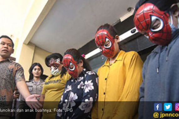 Malu, SPG dan Muncikari Pakai Topeng Spiderman - JPNN.COM