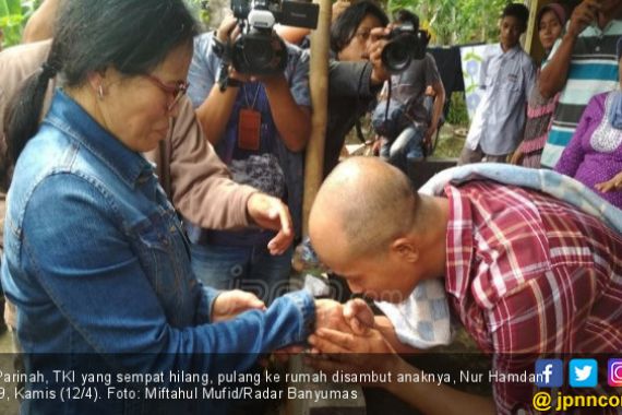 Detik-detik Mengharukan Parinah Tiba di Rumah - JPNN.COM
