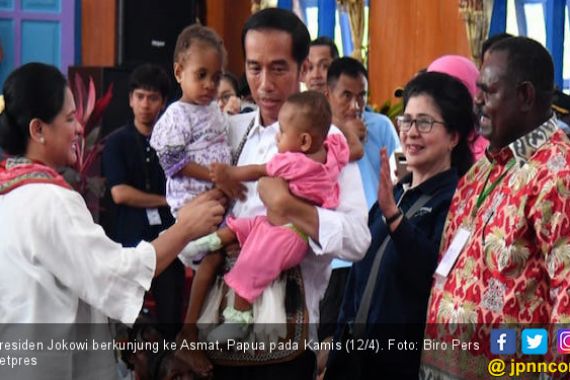 Lihat, Dua Anak Suku Asmat Anteng Digendong Jokowi - JPNN.COM