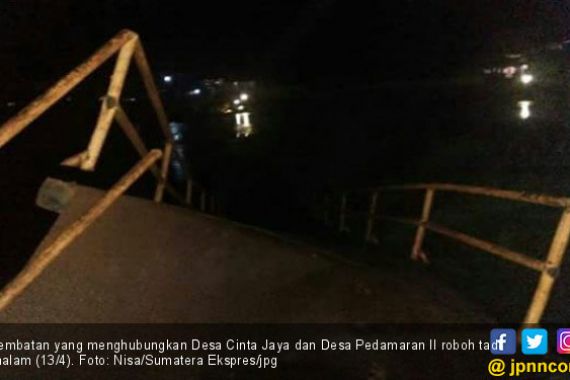 Jembatan Ambruk, Akses Antar Desa di Kayuagung Lumpuh Total - JPNN.COM