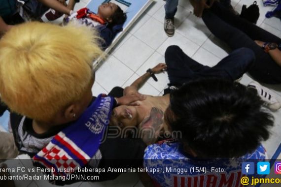 Rusuh Arema FC vs Persib Bandung, Beberapa Aremania Pingsan - JPNN.COM
