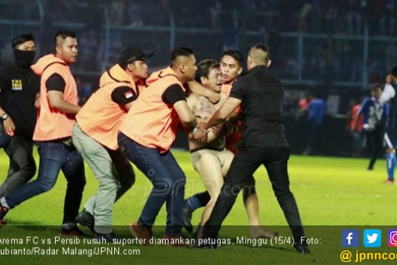 Detik-detik Rusuh Arema FC vs Persib Bandung, Terkapar - JPNN.COM