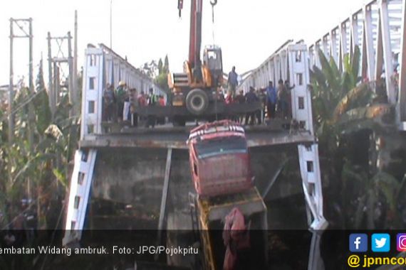 Truk di Jembatan Widang Ambruk Sulit Dievakuasi - JPNN.COM