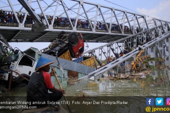 Detik-detik Mengerikan Jembatan Widang Ambruk - JPNN.COM