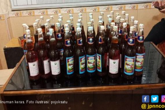 Polisi Berhasil Sita Puluhan Botol Miras tanpa Izin - JPNN.COM
