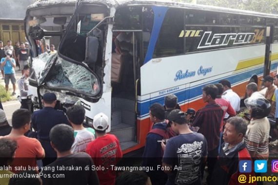 Rebutan Penumpang, 3 Bus Tabrakan di Solo - Tawangmangu - JPNN.COM