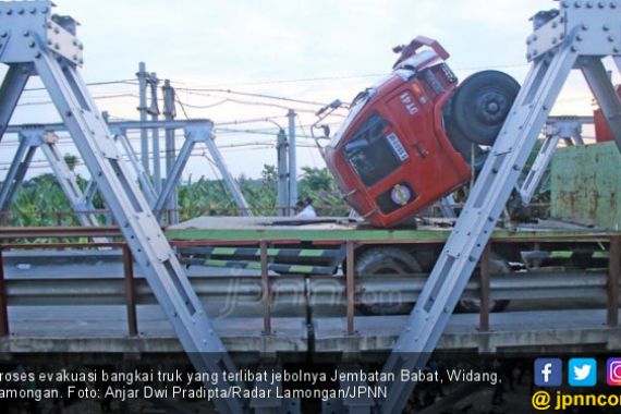 Jembatan Babat Ambruk, Truk Dipotong Jadi 3 Bagian - JPNN.COM