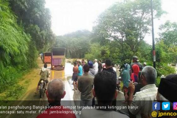 Sungai Meluap, Ratusan Rumah Terendam Banjir di Merangin - JPNN.COM