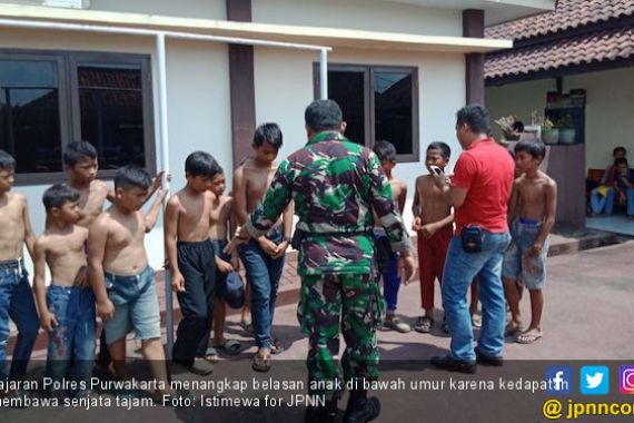 LIHAT NIH! Bawa Senjata Tajam, Belasan Bocah Ditangkap - JPNN.COM