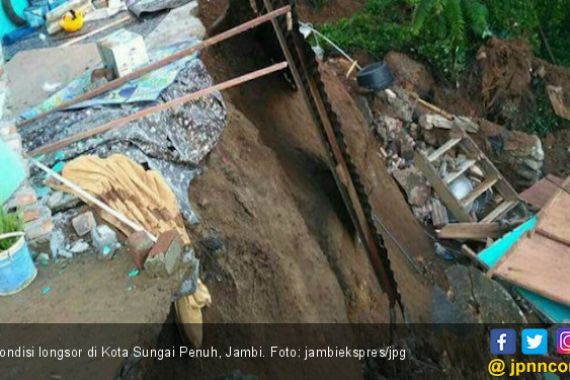 Hujan Deras, Kota Sungai Penuh Diterjang Banjir dan Longsor - JPNN.COM