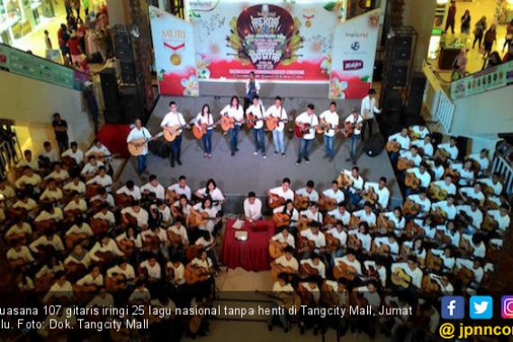 107 Gitaris Iringi Lagu Nasional di Mal Ini Masuk Rekor MURI - JPNN.COM