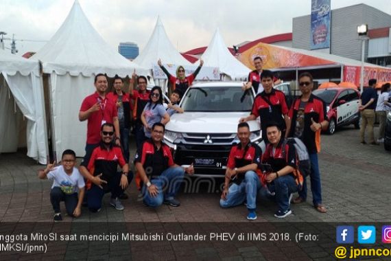 MitoSI Cicipi Langsung Mitsubishi Outlander PHEV di IIMS - JPNN.COM