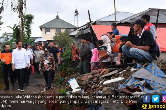 Blusukan di Banjarnegara, Jokowi Temui Warga Korban Gempa - JPNN.COM