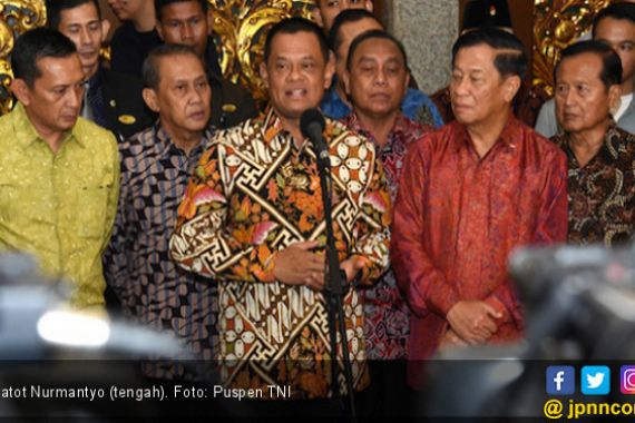 Makna di Balik Aksi Gatot Cium Tangan SBY - JPNN.COM
