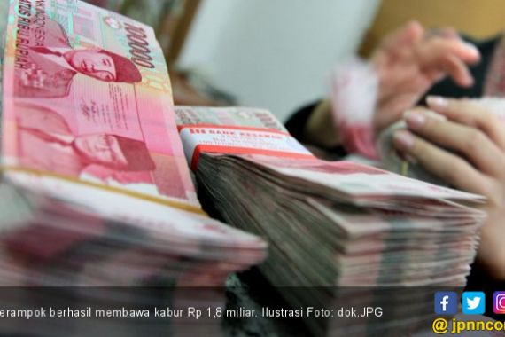 Detik-detik Perampok Bermodal Gas Air Mata Sikat Rp 1,8 M - JPNN.COM