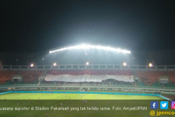 Indonesia Vs Bahrain: Bendera Raksasa Penyemangat Tim Garuda - JPNN.COM