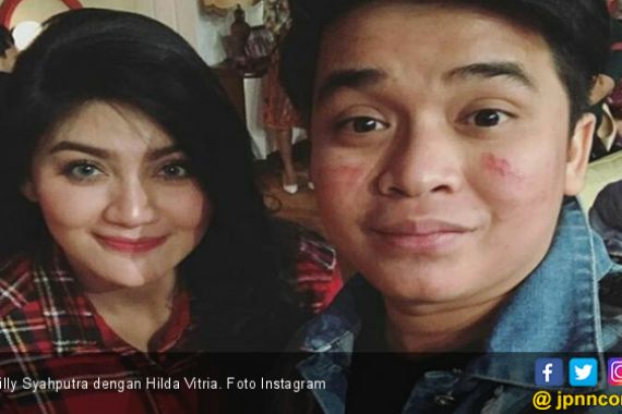 Hilda Setia Banget Temani Billy Syahputra di Rumah Sakit - JPNN.COM