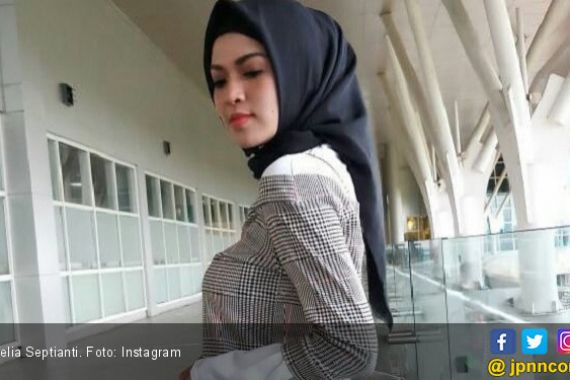 Delia Rayakan IdulAdha di Palembang, Kurban di Jakarta - JPNN.COM