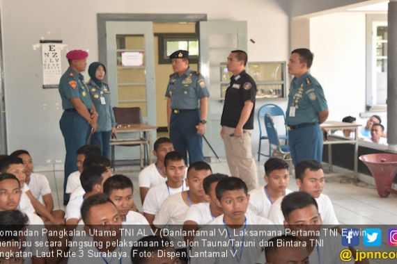 Danlantamal V Tinjau Pelaksanan Tes Calon Taruna dan Bintara - JPNN.COM
