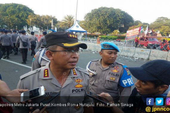 Top, Massa Buruh di Depan Istana Bubar dengan Tertib - JPNN.COM