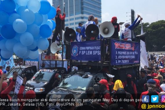 Massa Demo Buruh Minta Fadli dan Fahri Keluar - JPNN.COM