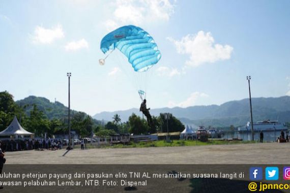 Pasukan Elite TNI AL Meramaikan Suasana di Pelabuhan Lembar - JPNN.COM