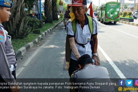 Pensiunan Polri Jalan Surabaya-Jakarta, Polisi Muda Sungkem - JPNN.COM