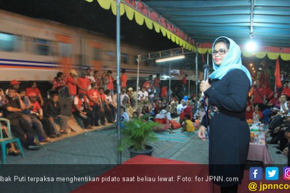 Mbak Puti pun Terpaksa Hentikan Pidato saat Beliau Lewat - JPNN.COM