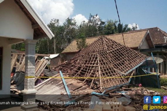 Frengki Tewas Ditusuk, Keluarga Balas Hancurkan Rumah Pelaku - JPNN.COM