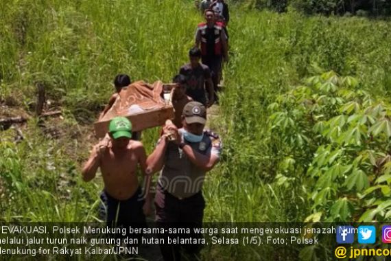 Lihatlah, Warga Gotong Mayat di Tengah Hutan Kalimantan - JPNN.COM