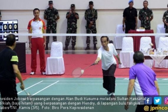 Jokowi Tanding Bulu Tangkis Melawan Sultan Brunei - JPNN.COM