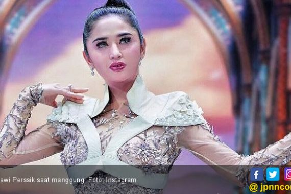 Dewi Perssik Jelaskan Alasan Rekan Artis tak Hadir di 7 Harian Ayahnya - JPNN.COM
