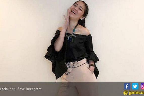 Gracia Indri Bersyukur Bisa Tahun Baruan Bareng Keluarga - JPNN.COM