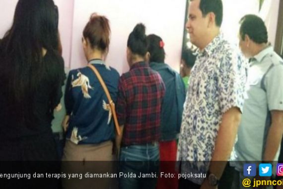 Belasan Terapis dan Pengunjung Diamankan dari Spa Titanium - JPNN.COM