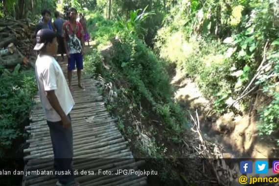 Dua Jembatan Ambruk, Warga Bertahun-Tahun Terisolasi - JPNN.COM