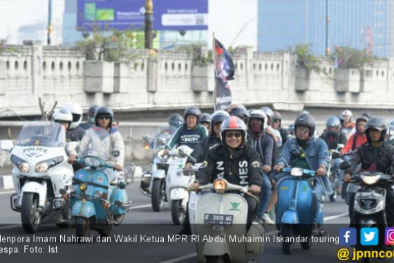 Berjaket Asian Games, Menpora Naik Vespa Keliling Jakarta - JPNN.COM