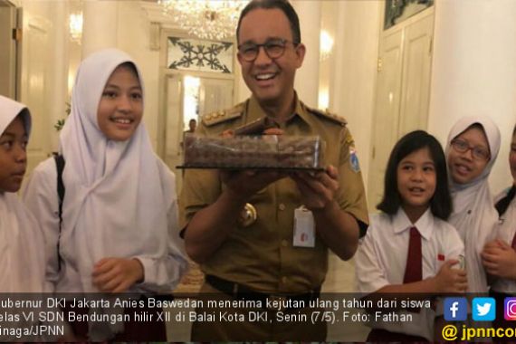 Kebahagiaan Anies Terima Kejutan Ulang Tahun dari Siswa SD - JPNN.COM