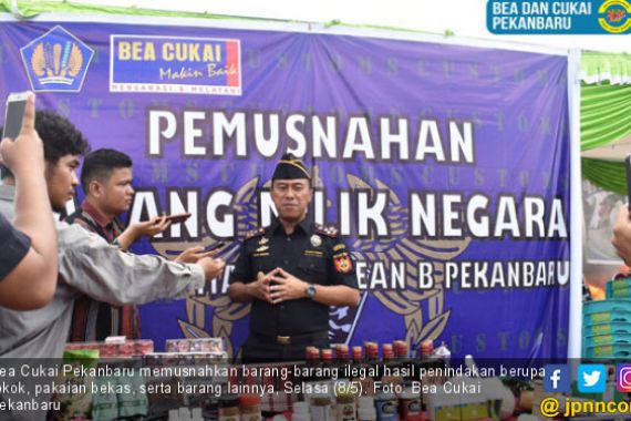 Bea Cukai Pekanbaru Musnahkan Rokok dan Pakaian Bekas Ilegal - JPNN.COM