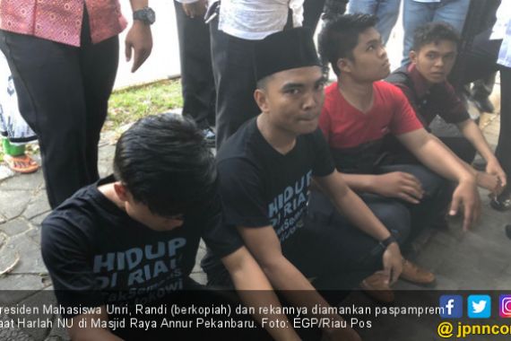 Aksi Berani Mahasiswa Riau saat Jokowi Berpidato - JPNN.COM