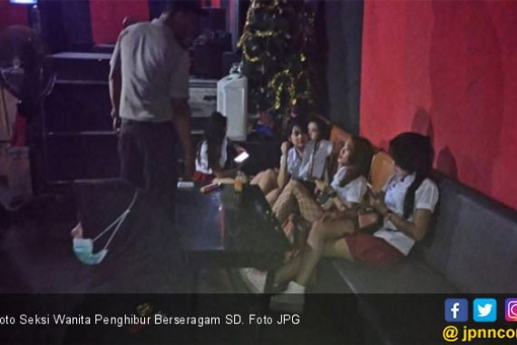 Foto Seksi Wanita Penghibur Berseragam SD - JPNN.COM