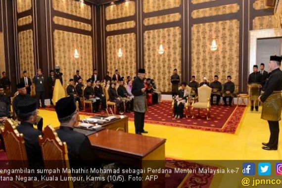 Sah! Tangan Besi Mahathir Kembali Cengkeram Malaysia - JPNN.COM