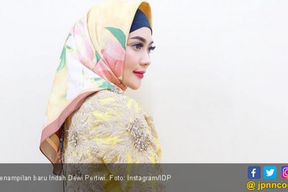 Berhijab, Indah Dewi Pertiwi Tetap Eksis di Dunia Hiburan - JPNN.COM